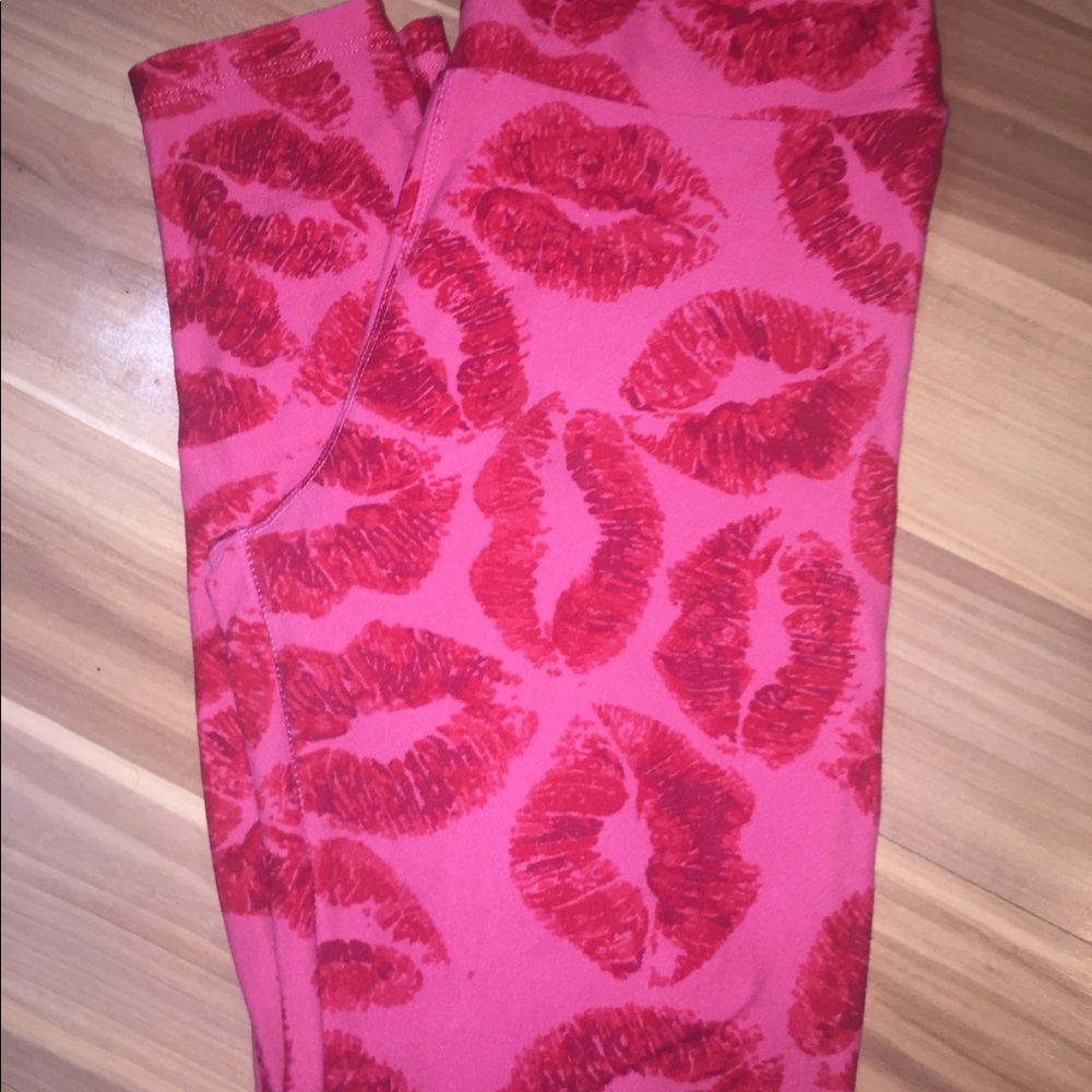😍RARE LuLaroe KISS Lips leggings sz.OS !! HTF